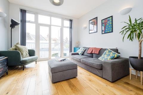 2 bedroom terraced house for sale, Steele Road, London, E11