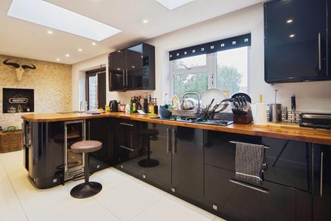 3 bedroom semi-detached house for sale, Priory Avenue, London, E4