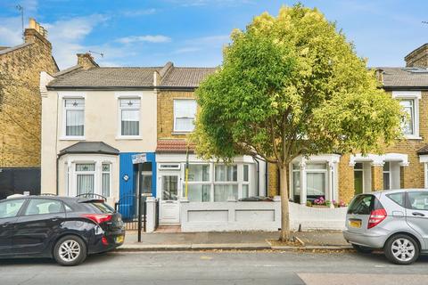 1 bedroom flat for sale, Pearcroft Road, London, E11