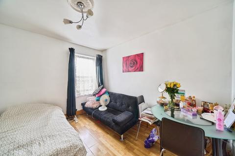 1 bedroom flat for sale, Pearcroft Road, London, E11