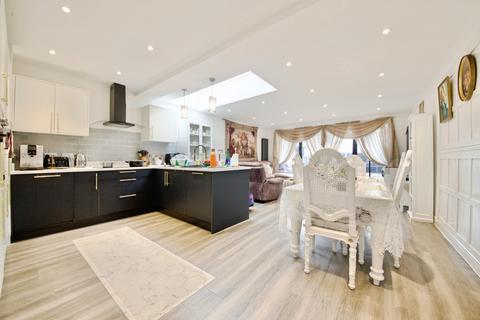 4 bedroom end of terrace house for sale, Thurloe Gardens, Romford, RM1