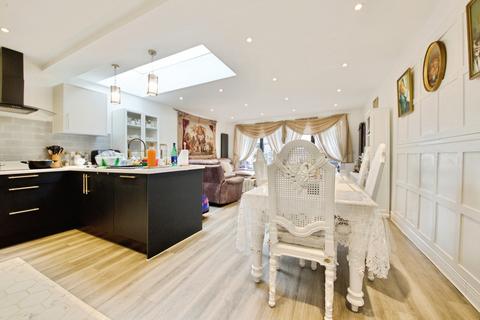 4 bedroom end of terrace house for sale, Thurloe Gardens, Romford, RM1