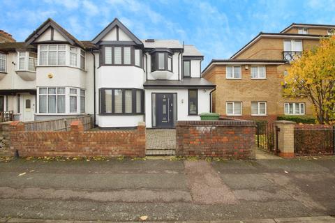 4 bedroom end of terrace house for sale, Thurloe Gardens, Romford, RM1
