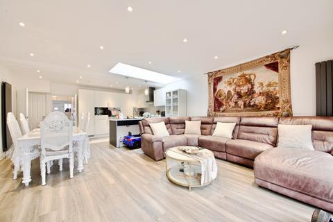 4 bedroom end of terrace house for sale, Thurloe Gardens, Romford, RM1
