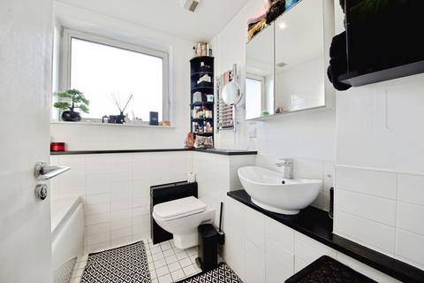 2 bedroom flat for sale, High Road, Chadwell Heath, Romford, RM6
