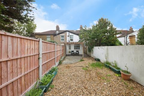 3 bedroom terraced house for sale, Oak Street, Romford, RM7