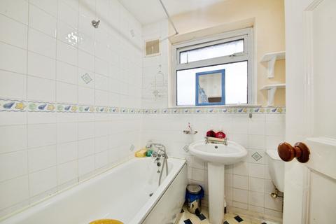 3 bedroom terraced house for sale, Cricklade Avenue, Romford, RM3