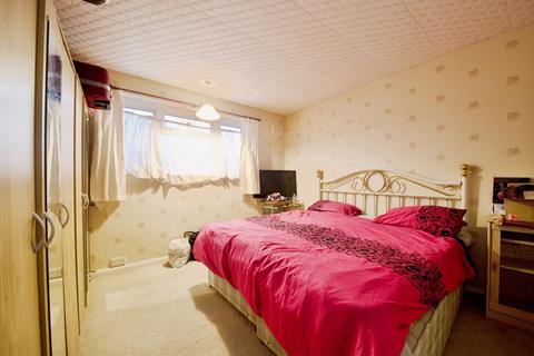 3 bedroom terraced house for sale, Cricklade Avenue, Romford, RM3