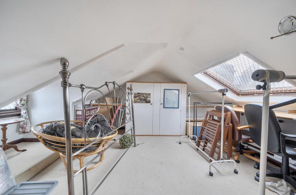 Davidson Frost-Wellings, DFW, Chiltern Avenue, Bed