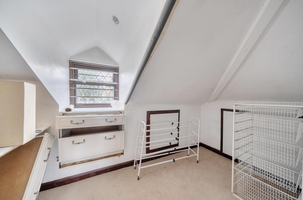 Davidson Frost-Wellings, DFW, Chiltern Avenue, Bed