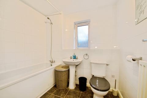 2 bedroom flat for sale, Lupin Close, ROMFORD, Essex, RM7