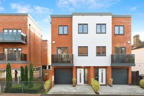 3 bedroom semi-detached house for sale, Cranleigh Drive, Leigh-on-Sea, Essex, SS9