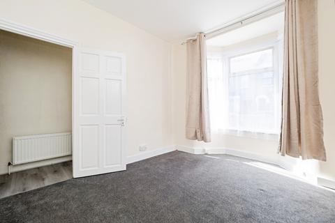 3 bedroom terraced house for sale, Hollybush Street, London, E13
