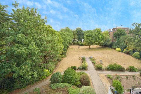 2 bedroom flat for sale, Woodford Road, London, E18