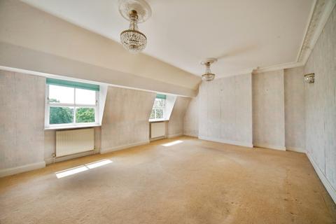 2 bedroom flat for sale, Woodford Road, London, E18