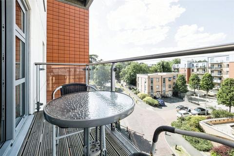 1 bedroom flat for sale, Queen Mary Avenue, London, E18