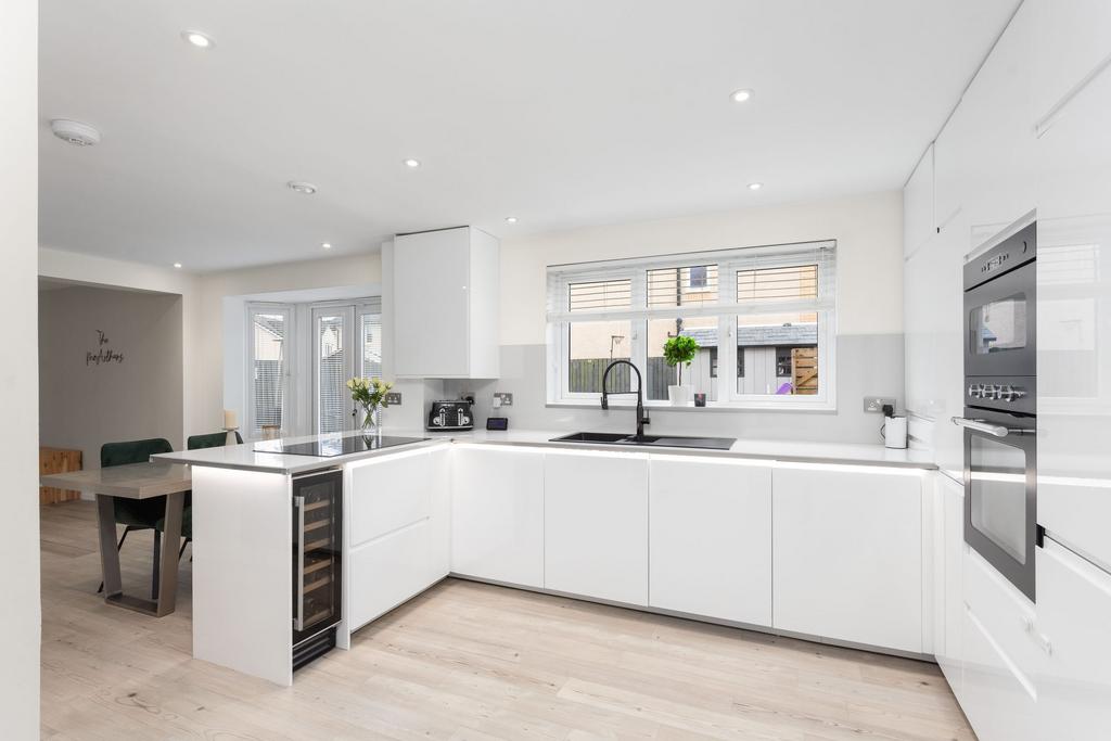 Kitchen/ Dining Room