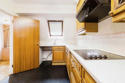 1 bedroom flat for sale, High Road, London, E18