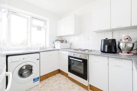 2 bedroom flat for sale, Durham Avenue, Woodford Green, IG8