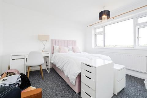 2 bedroom flat for sale, Durham Avenue, Woodford Green, IG8