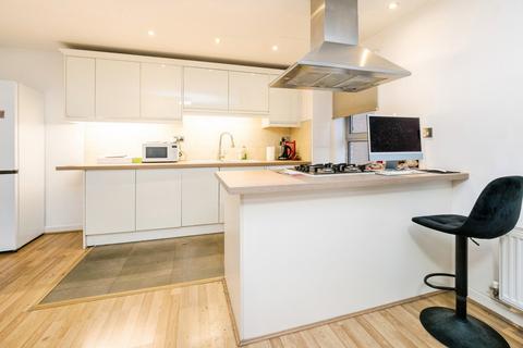 2 bedroom flat for sale, Gatekeepers House, Queen Mary Avenue, London, E18