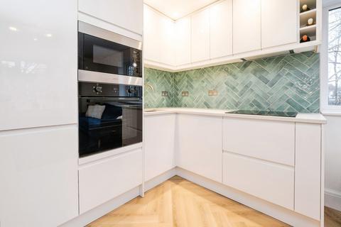 2 bedroom flat for sale, Dells Close, Chingford, London, E4