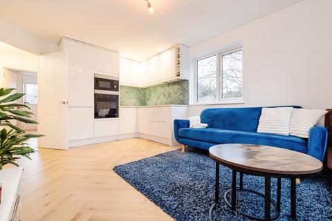 2 bedroom flat for sale, Dells Close, Chingford, London, E4