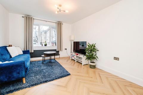 2 bedroom flat for sale, Dells Close, Chingford, London, E4