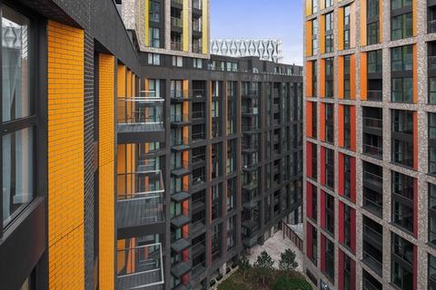 3 bedroom apartment to rent, Thornes House, Charles Clowes Walk, SW11