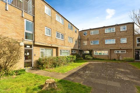 2 bedroom flat for sale, St. Annes Road, Aylesbury, Buckinghamshire, HP19
