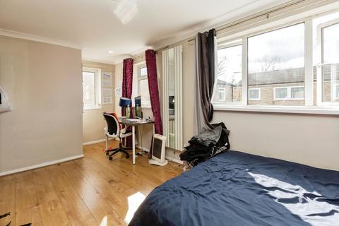 2 bedroom flat for sale, St. Annes Road, Aylesbury, Buckinghamshire, HP19