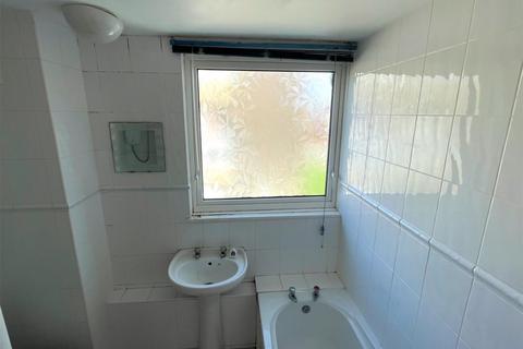 2 bedroom flat for sale, Bishops Walk, Aylesbury, Buckinghamshire, HP21