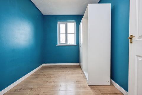 2 bedroom flat for sale, Redwood Grove, Bedford, Bedfordshire, MK42
