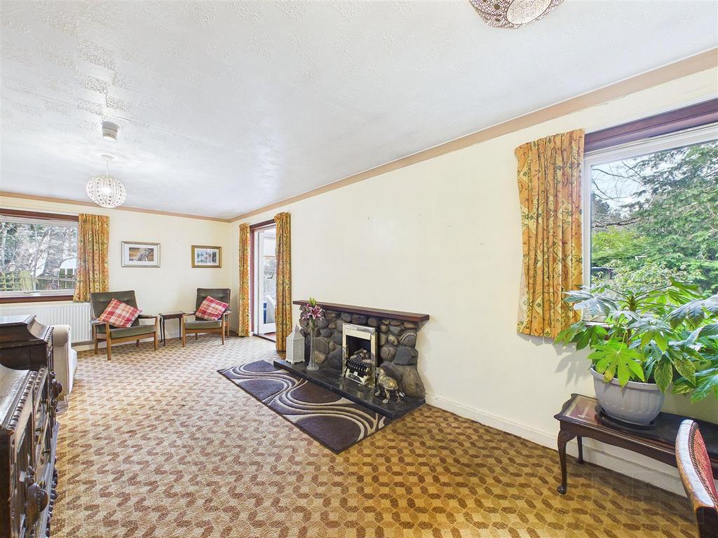 Sitting Room &amp; Dining Area