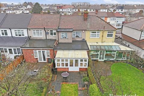 3 bedroom terraced house for sale, Gorseway, Romford, RM7