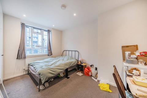 3 bedroom flat for sale, Charnock House, Shepherd's Bush, London, W12
