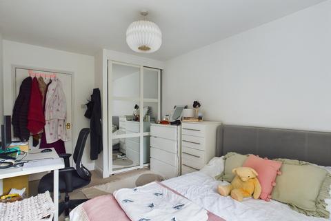3 bedroom flat for sale, Grant Road, London, SW11