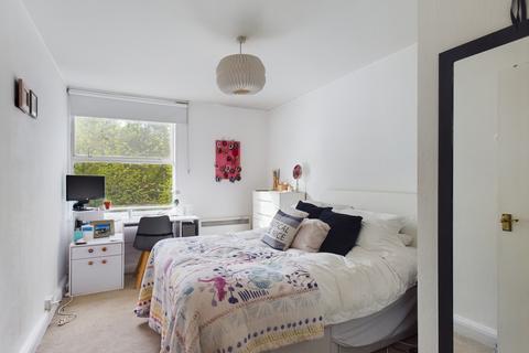 3 bedroom flat for sale, Grant Road, London, SW11