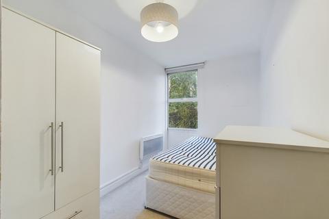 3 bedroom flat for sale, Grant Road, London, SW11