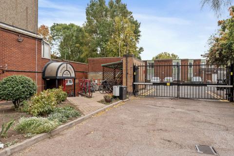 3 bedroom flat for sale, Grant Road, London, SW11