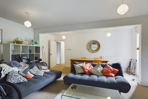 3 bedroom flat for sale, Grant Road, London, SW11
