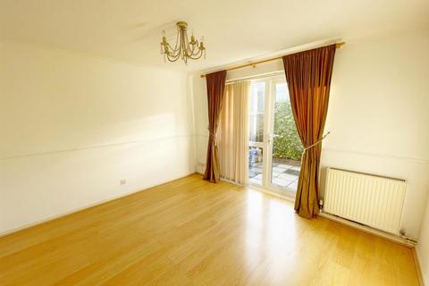1 bedroom ground floor flat to rent, Gordon Close, Haywards Heath, West Sussex, RH16 1ER