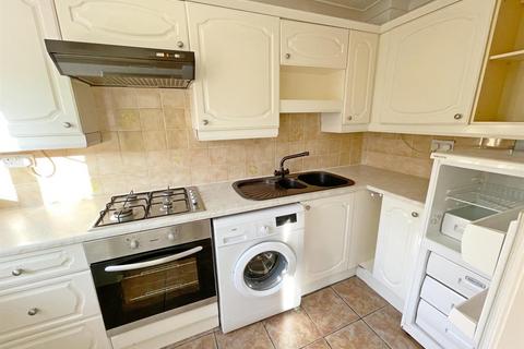 1 bedroom ground floor flat to rent, Gordon Close, Haywards Heath, West Sussex, RH16 1ER