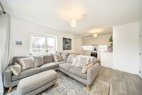 2 bedroom flat for sale, Springfield Drive, London SW17