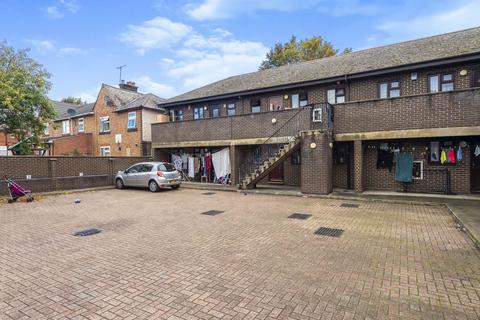 2 bedroom maisonette for sale, Holland Court, Biscot Road, Luton, Bedfordshire, LU3
