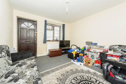2 bedroom maisonette for sale, Holland Court, Biscot Road, Luton, Bedfordshire, LU3