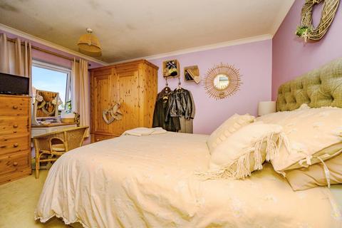 3 bedroom semi-detached house for sale, Hickling Close, Luton, Bedfordshire, LU2
