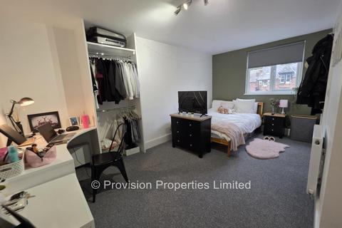 4 bedroom apartment to rent, Kelso Road, Hyde Park LS2