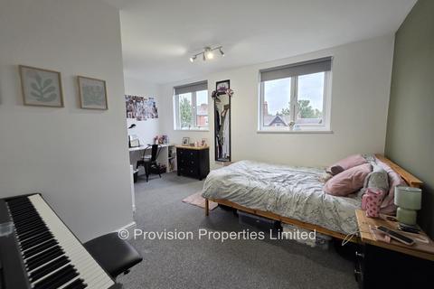 4 bedroom apartment to rent, Kelso Road, Hyde Park LS2