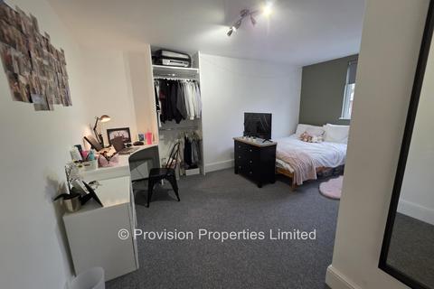 4 bedroom apartment to rent, Kelso Road, Hyde Park LS2